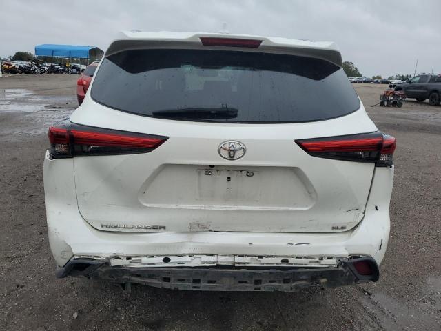 5TDGZRAH7MS060485 - 2021 TOYOTA HIGHLANDER XLE WHITE photo 6