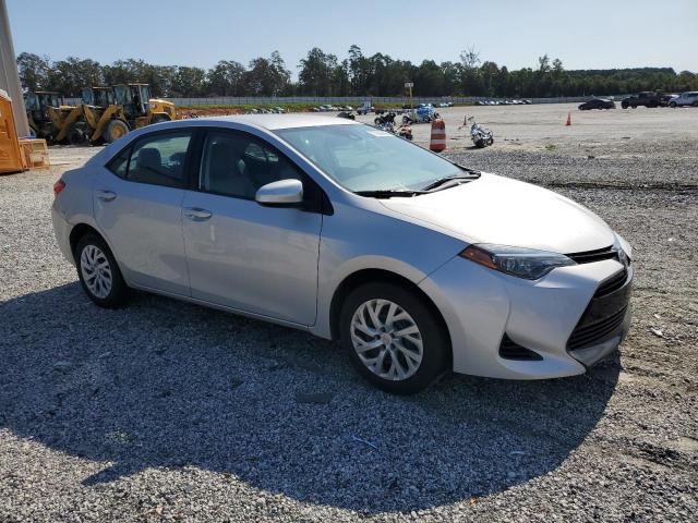 2T1BURHE7JC001395 - 2018 TOYOTA COROLLA L فضي صورة 4