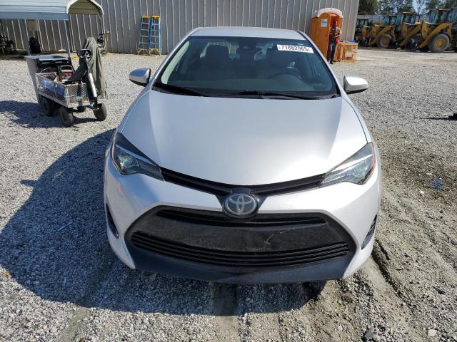 2T1BURHE7JC001395 - 2018 TOYOTA COROLLA L فضي صورة 5