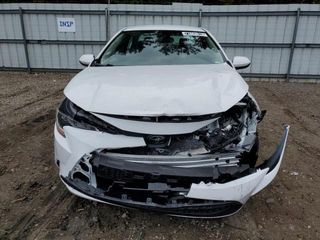 5YFEPMAE8MP185896 - 2021 TOYOTA COROLLA LE WHITE photo 5