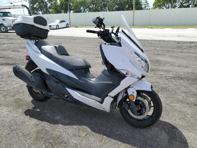 JS1DU11E0J2100072 - 2018 SUZUKI AN400 A WHITE photo 1