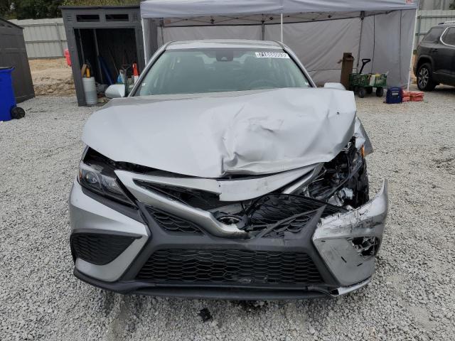 4T1G11AK7PU770020 - 2023 TOYOTA CAMRY SE NIGHT SHADE SILVER photo 5