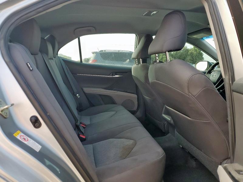 4T1B11HK1JU645814 - 2018 TOYOTA CAMRY L SILVER photo 10