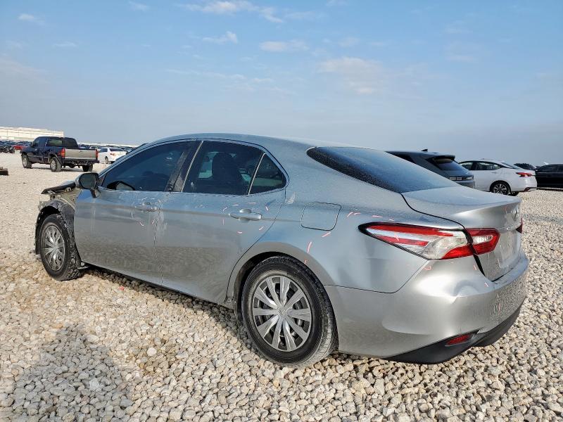 4T1B11HK1JU645814 - 2018 TOYOTA CAMRY L SILVER photo 2