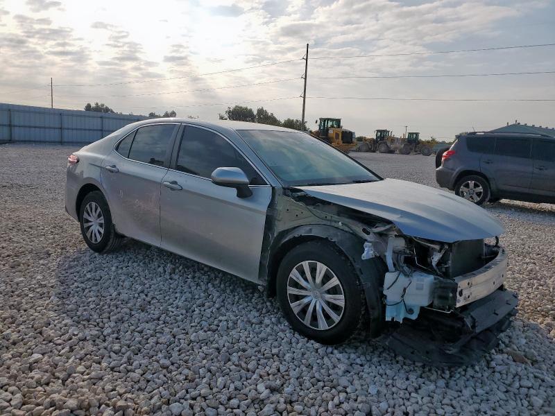 4T1B11HK1JU645814 - 2018 TOYOTA CAMRY L SILVER photo 4