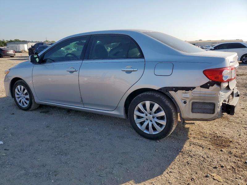 2T1BU4EE0DC943655 - 2013 TOYOTA COROLLA BASE Silber Foto 2