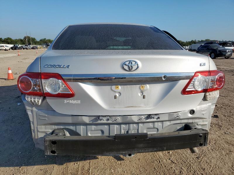 2T1BU4EE0DC943655 - 2013 TOYOTA COROLLA BASE Silber Foto 6