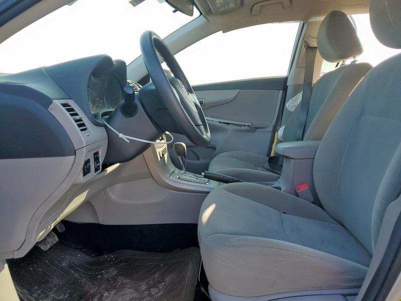 2T1BU4EE0DC943655 - 2013 TOYOTA COROLLA BASE Silber Foto 7