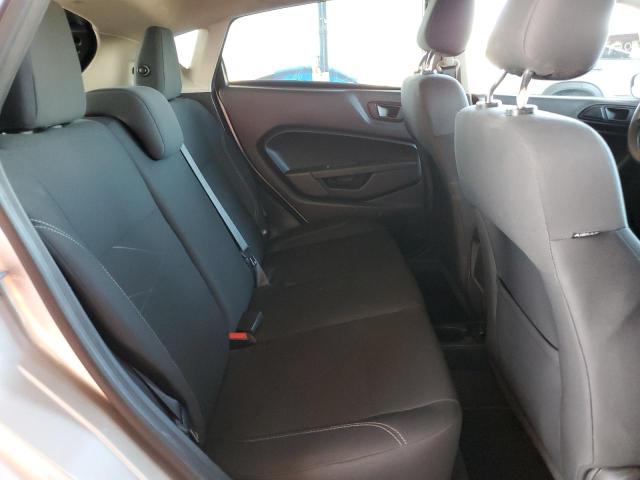 3FADP4EJ5JM132973 - 2018 FORD FIESTA SE ვერცხლისფერი ფოტო 10