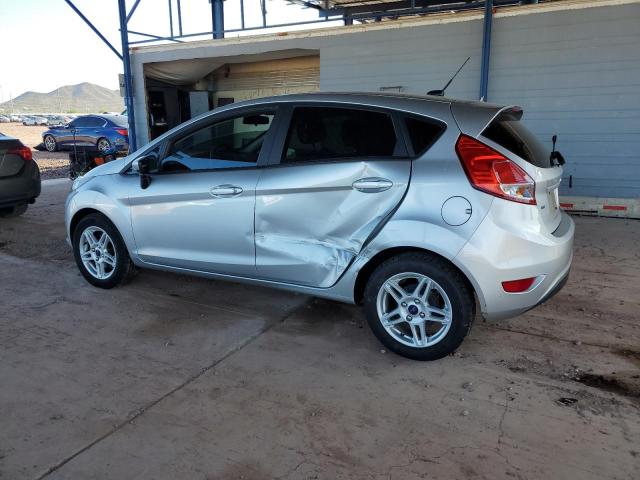 3FADP4EJ5JM132973 - 2018 FORD FIESTA SE ვერცხლისფერი ფოტო 2