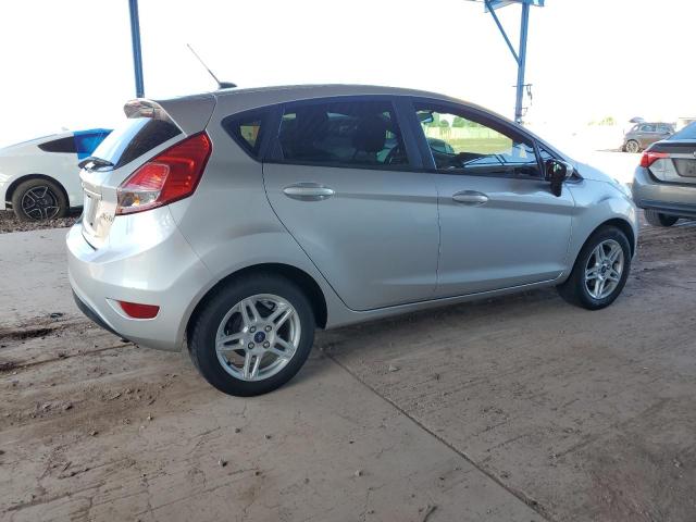 3FADP4EJ5JM132973 - 2018 FORD FIESTA SE ვერცხლისფერი ფოტო 3