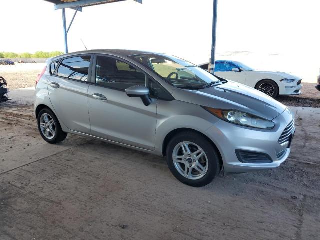 3FADP4EJ5JM132973 - 2018 FORD FIESTA SE ვერცხლისფერი ფოტო 4