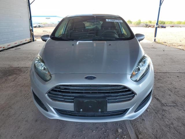 3FADP4EJ5JM132973 - 2018 FORD FIESTA SE ვერცხლისფერი ფოტო 5