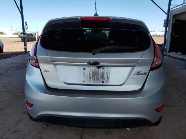 3FADP4EJ5JM132973 - 2018 FORD FIESTA SE ვერცხლისფერი ფოტო 6