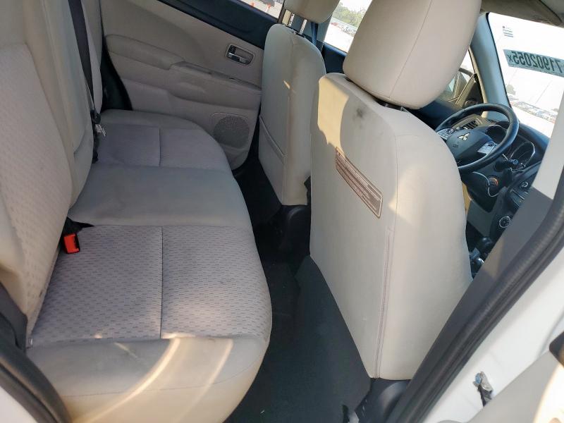 JA4AP3AU7HZ004244 - 2017 MITSUBISHI OUTLANDER ES WHITE photo 11