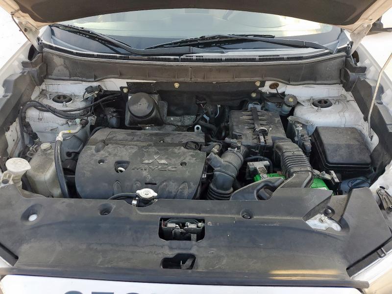 JA4AP3AU7HZ004244 - 2017 MITSUBISHI OUTLANDER ES WHITE photo 12