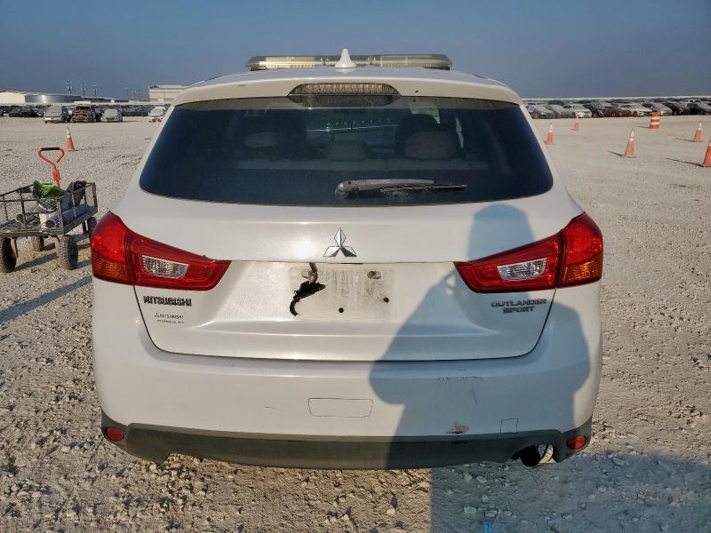 JA4AP3AU7HZ004244 - 2017 MITSUBISHI OUTLANDER ES WHITE photo 6