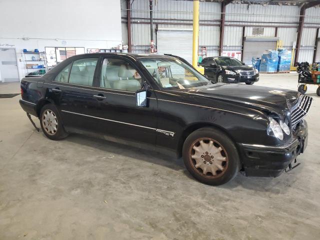 WDBJF65H7XA810832 - 1999 MERCEDES-BENZ E 320 BLACK photo 4