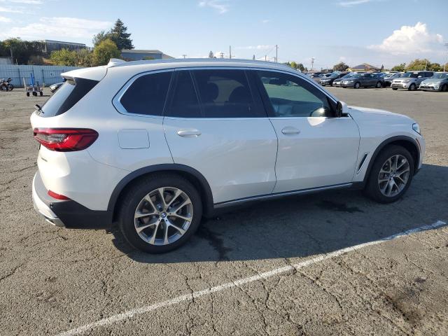 5UXCR6C56KLK89527 - 2019 BMW X5 XDRIVE40I WHITE photo 3