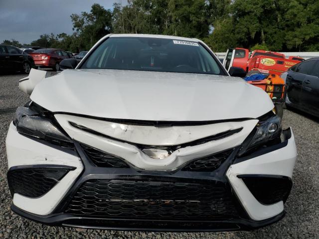 4T1G11AK3PU755434 - 2023 TOYOTA CAMRY SE NIGHT SHADE WHITE photo 5