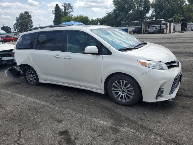 5TDYZ3DC2KS993077 - 2019 TOYOTA SIENNA XLE თეთრი ფოტო 4