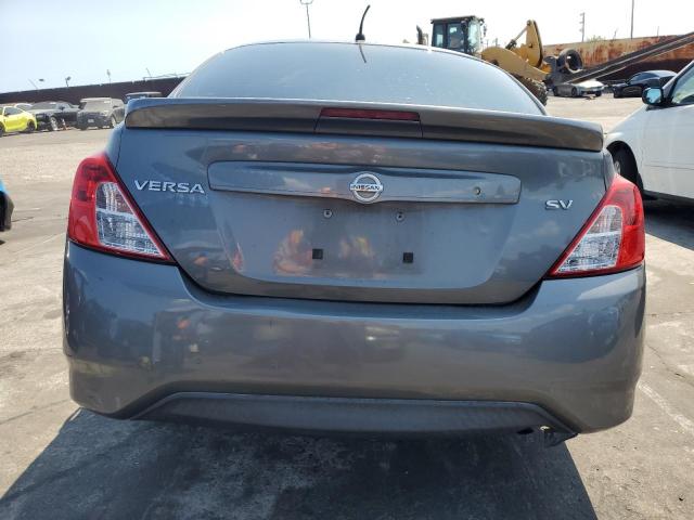 3N1CN7AP0JL805717 - 2018 NISSAN VERSA S GRAY photo 6