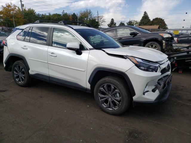 4T3B6RFV0NU103016 - 2022 TOYOTA RAV4 XLE PREMIUM WHITE photo 4