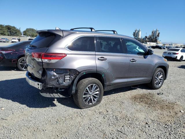 5TDKZRFH0KS315025 - 2019 TOYOTA HIGHLANDER SE CHARCOAL photo 3