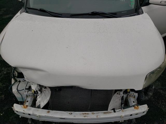 JTLZE4FE8FJ077256 - 2015 TOYOTA SCION XB WHITE photo 11