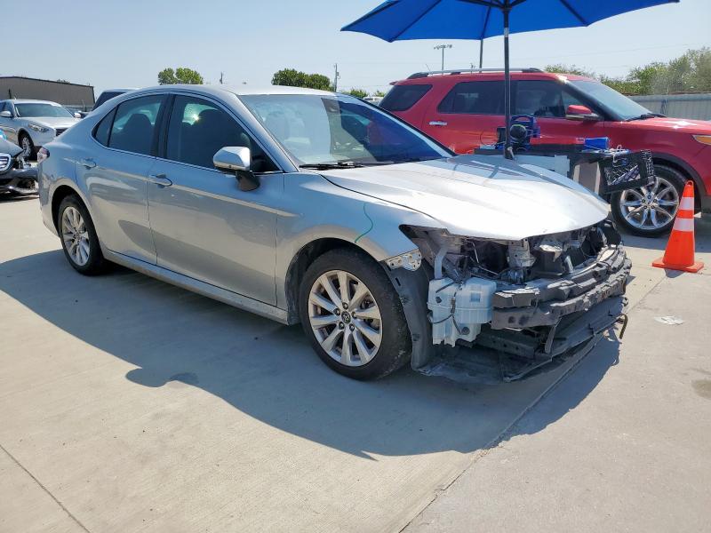 4T1B11HK2JU097936 - 2018 TOYOTA CAMRY L SILVER photo 4