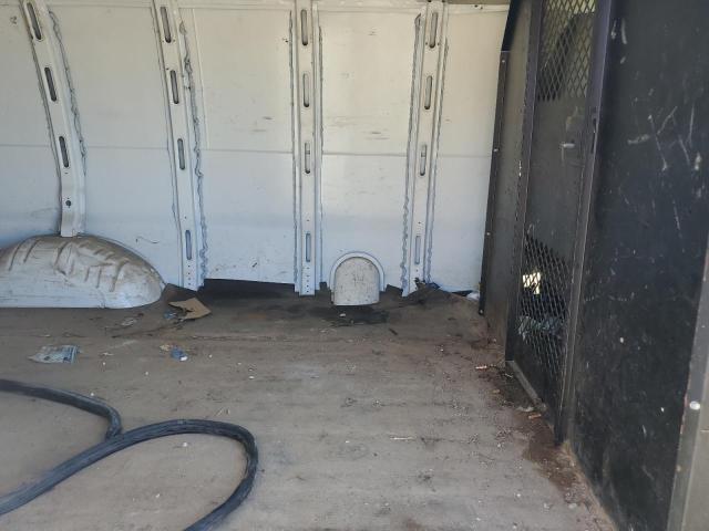 1GCZGGFG2G1242647 - 2016 CHEV EXPRESS G3500 WHITE photo 11