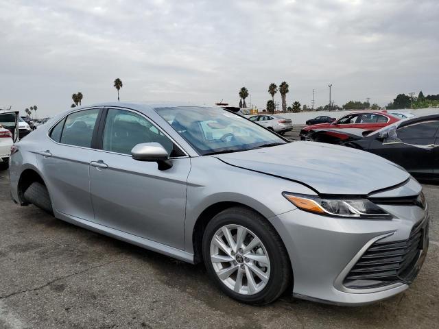 4T1C11AKXRU915844 - 2024 TOYOTA CAMRY LE SILVER photo 4