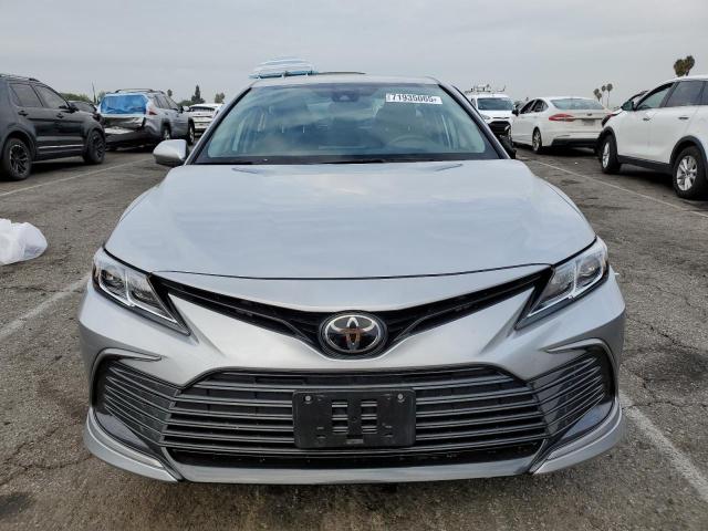 4T1C11AKXRU915844 - 2024 TOYOTA CAMRY LE SILVER photo 5
