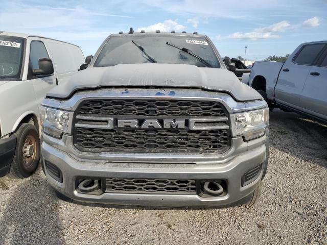 3C7WRNFLXNG363863 - 2022 RAM 5500 SILVER photo 5