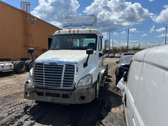 1FUJGEBG8BSAW0196 - 2011 FREIGHTLINER CASCADIA 1 WHITE photo 2