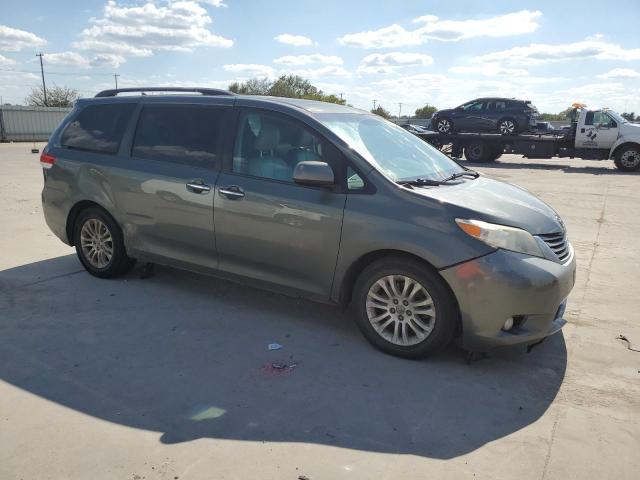 5TDYK3DC8DS339613 - 2013 TOYOTA SIENNA XLE GRAY photo 4