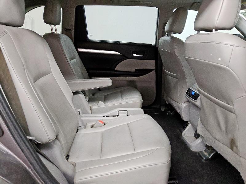 5TDKZRFH5KS301198 - 2019 TOYOTA HIGHLANDER SE GRAY photo 11