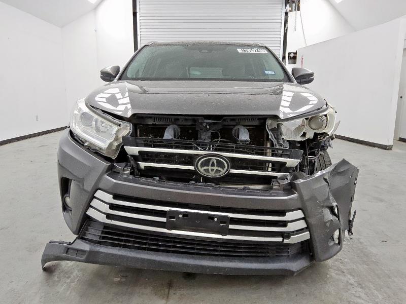 5TDKZRFH5KS301198 - 2019 TOYOTA HIGHLANDER SE GRAY photo 5
