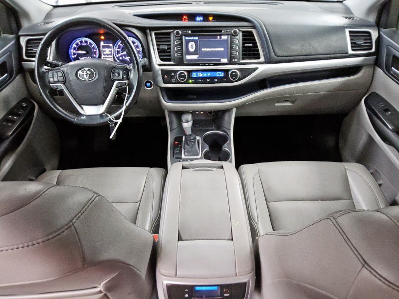 5TDKZRFH5KS301198 - 2019 TOYOTA HIGHLANDER SE GRAY photo 8