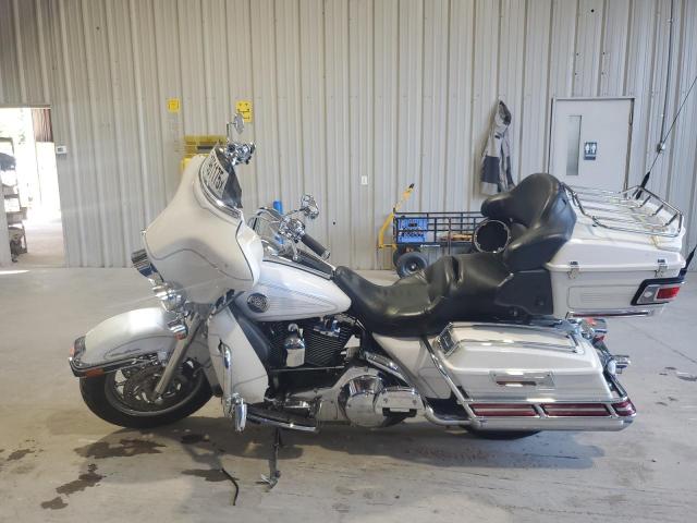 1HD1FCW144Y629433 - 2004 HARLEY-DAVIDSON FLHTCUI WHITE photo 3