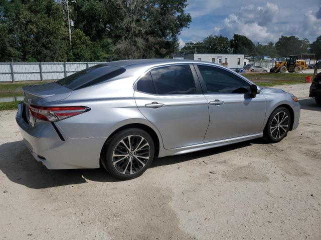 4T1B11HK8JU079764 - 2018 TOYOTA CAMRY L 银色 照片 3