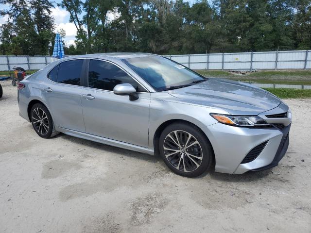 4T1B11HK8JU079764 - 2018 TOYOTA CAMRY L 银色 照片 4