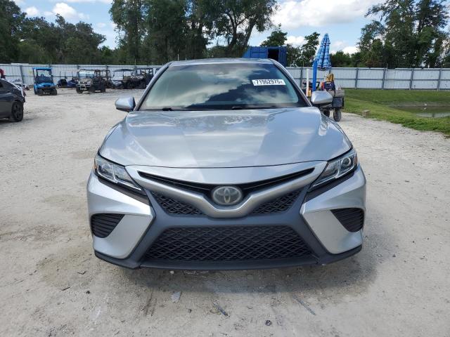 4T1B11HK8JU079764 - 2018 TOYOTA CAMRY L 银色 照片 5