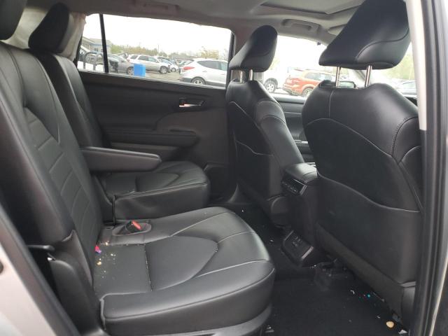 5TDGZRBH1NS578544 - 2022 TOYOTA HIGHLANDER XLE SILVER photo 11