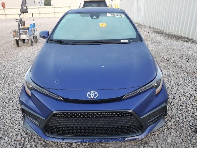 JTDP4RCE9LJ002357 - 2020 TOYOTA COROLLA SE Blau Foto 5