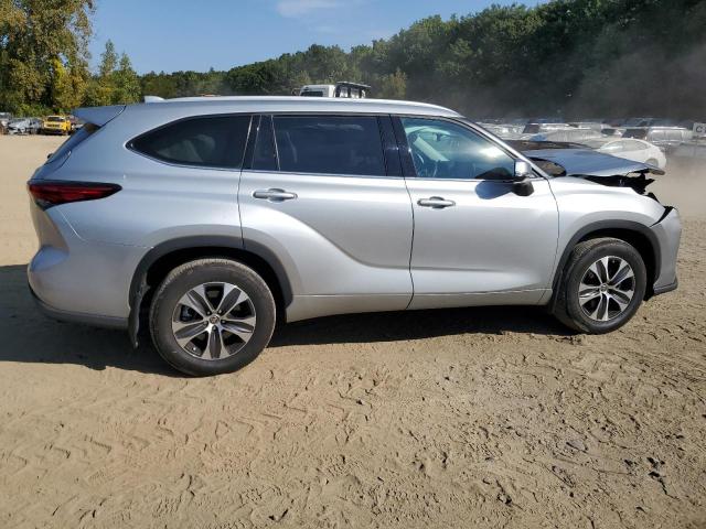 5TDHZRBH9NS210732 - 2022 TOYOTA HIGHLANDER XLE Plata foto 3