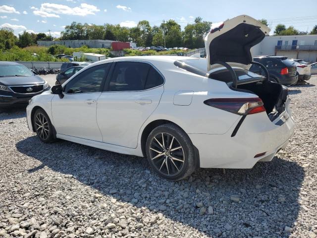 4T1T11AK1NU696864 - 2022 TOYOTA CAMRY SE თეთრი ფოტო 2