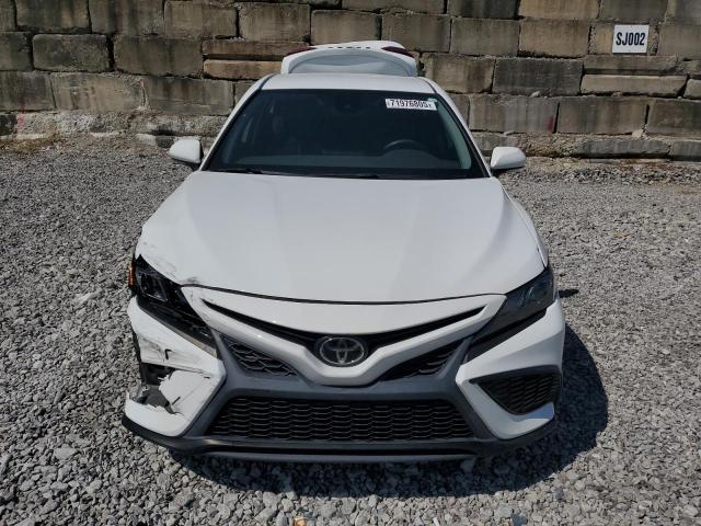 4T1T11AK1NU696864 - 2022 TOYOTA CAMRY SE თეთრი ფოტო 5