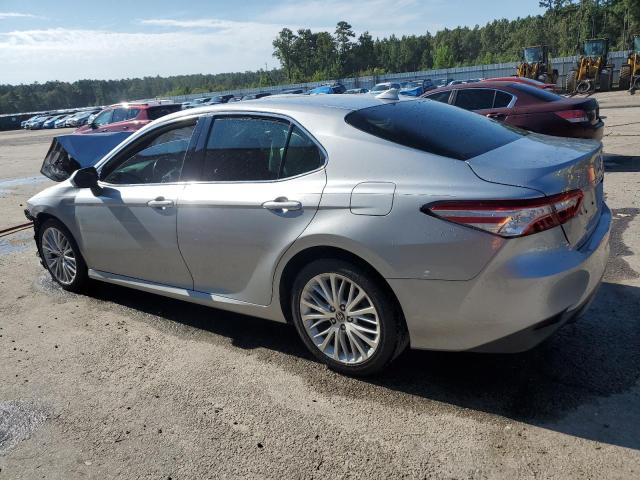 4T1F11AK3LU364810 - 2020 TOYOTA CAMRY XLE 银色 照片 2