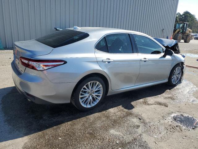 4T1F11AK3LU364810 - 2020 TOYOTA CAMRY XLE 银色 照片 3